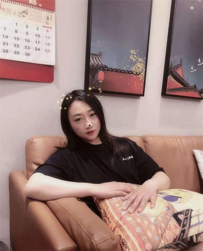 性感有女人味，让人回味无穷，可以 she~吻